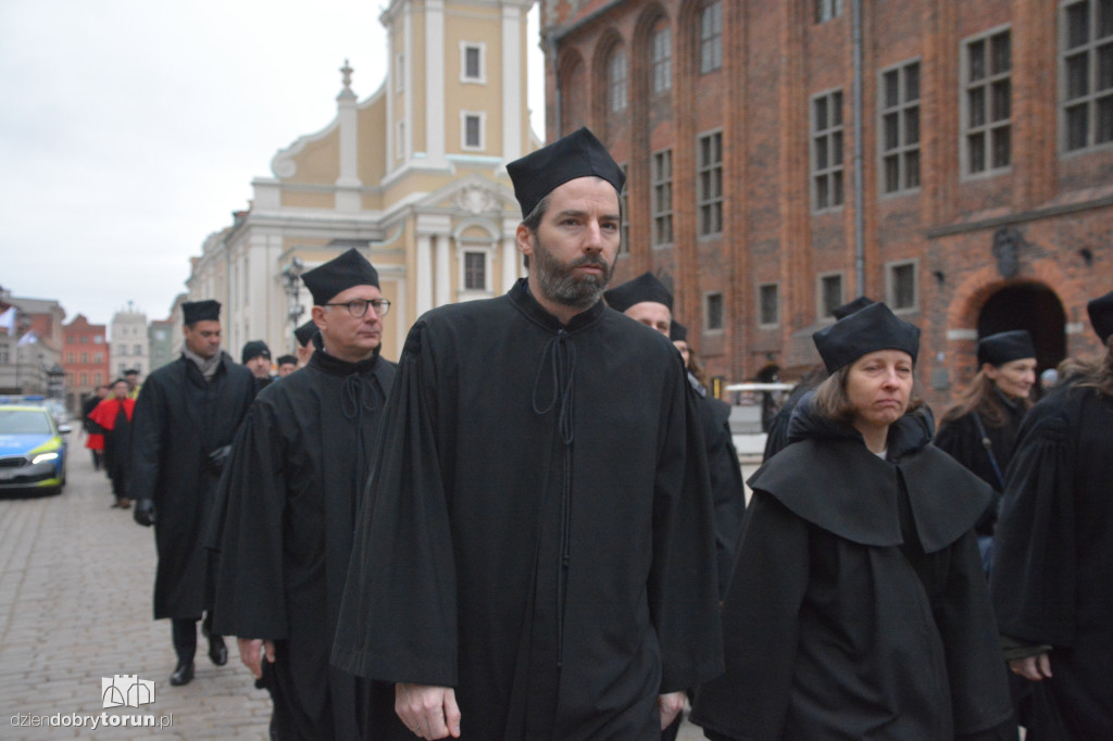 Złożenie kwiatów pod pomnikiem Kopernika