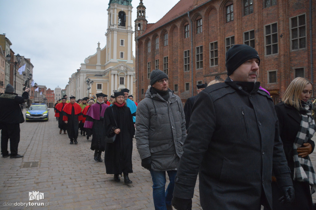 Złożenie kwiatów pod pomnikiem Kopernika