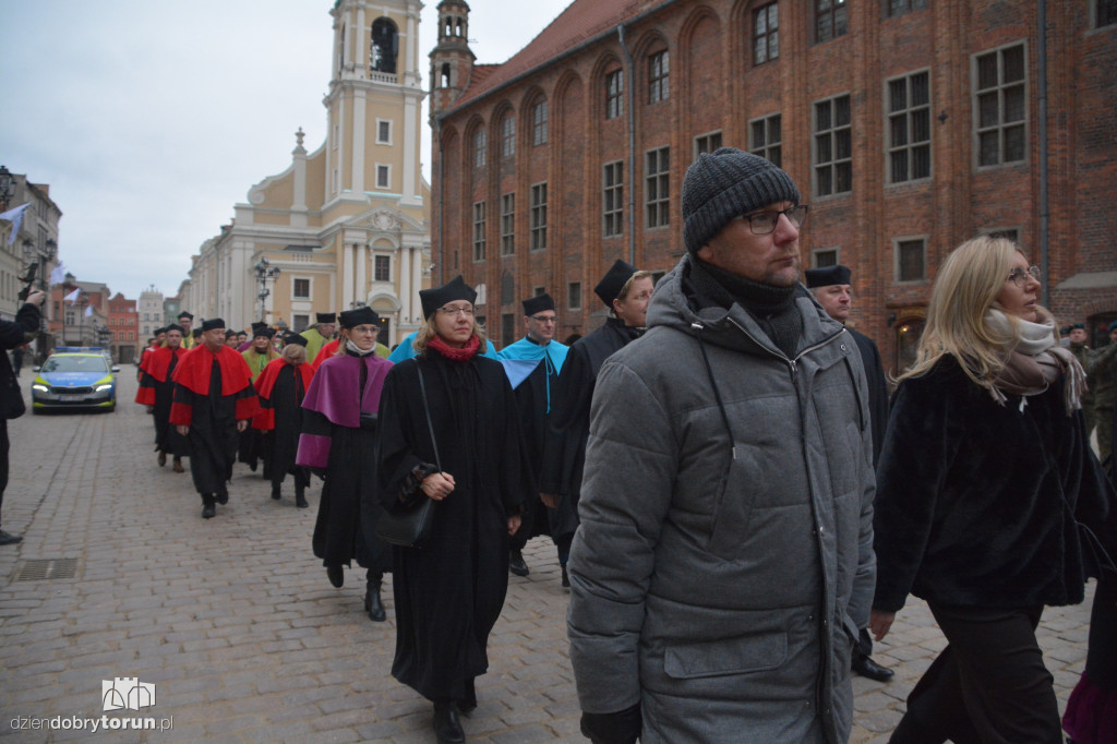 Złożenie kwiatów pod pomnikiem Kopernika