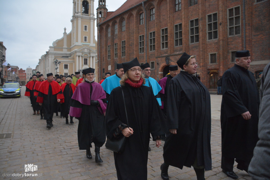 Złożenie kwiatów pod pomnikiem Kopernika
