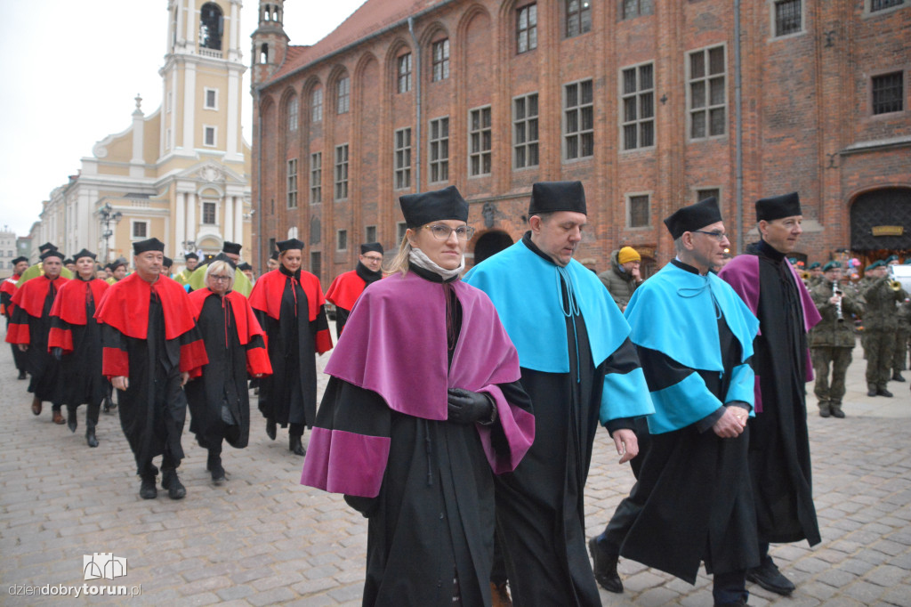 Złożenie kwiatów pod pomnikiem Kopernika