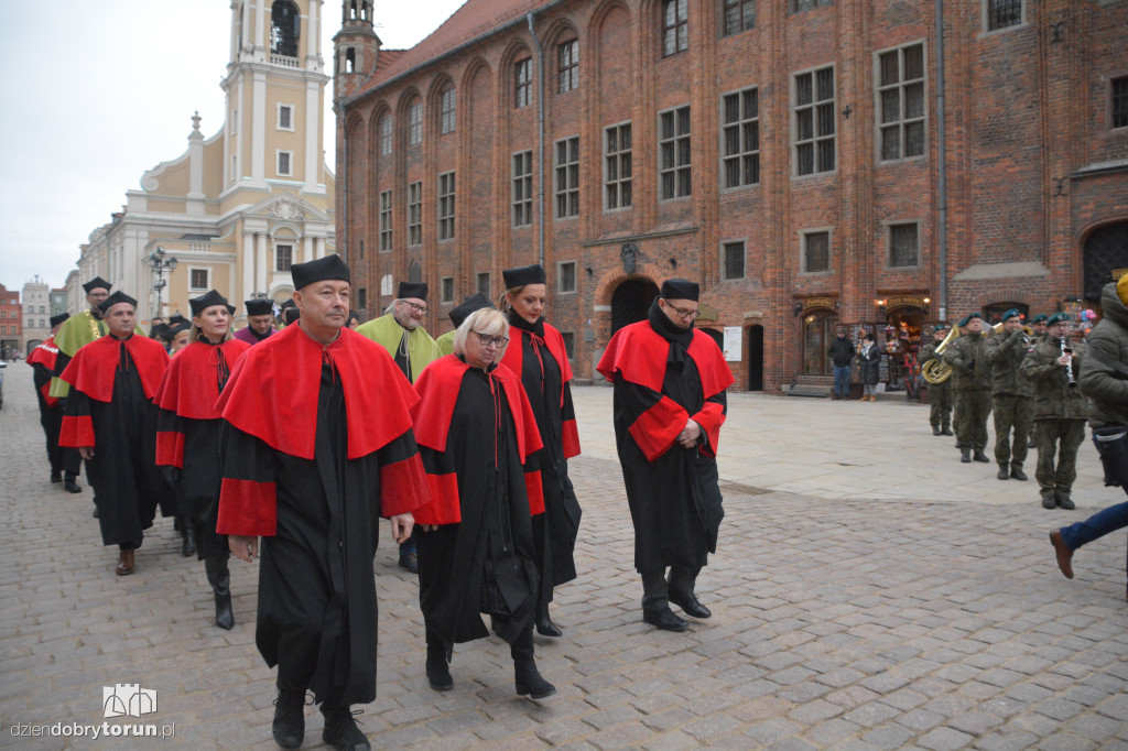 Złożenie kwiatów pod pomnikiem Kopernika