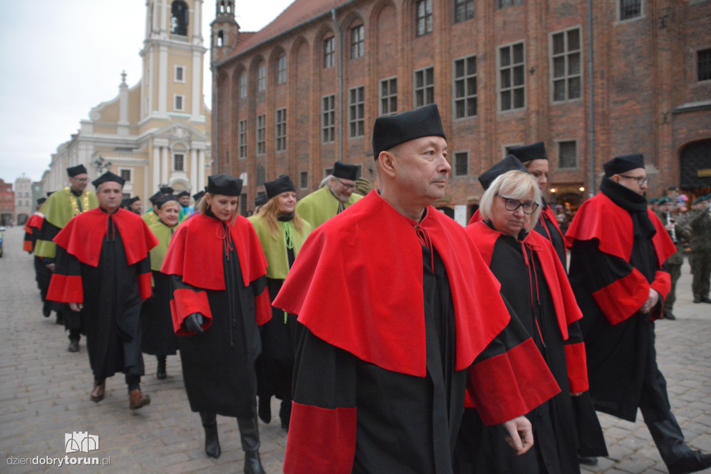 Złożenie kwiatów pod pomnikiem Kopernika