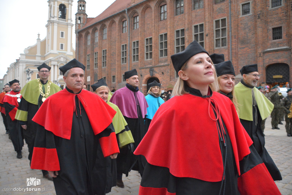 Złożenie kwiatów pod pomnikiem Kopernika