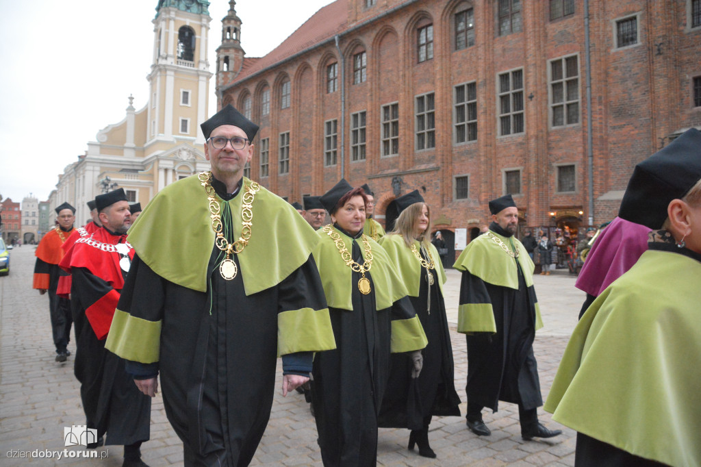 Złożenie kwiatów pod pomnikiem Kopernika