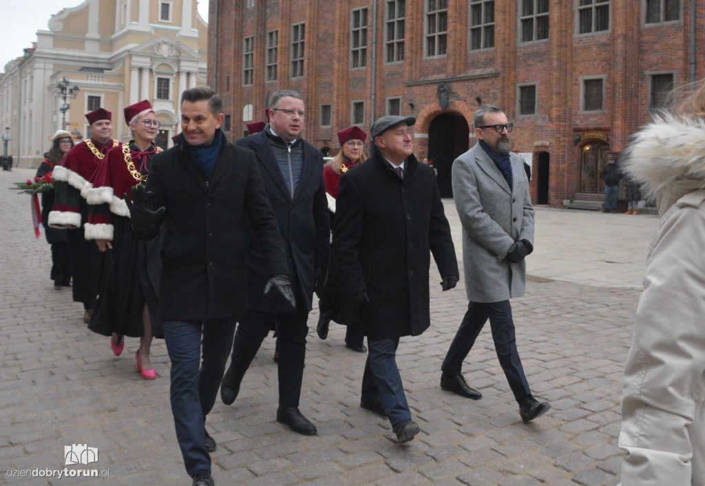 Złożenie kwiatów pod pomnikiem Kopernika