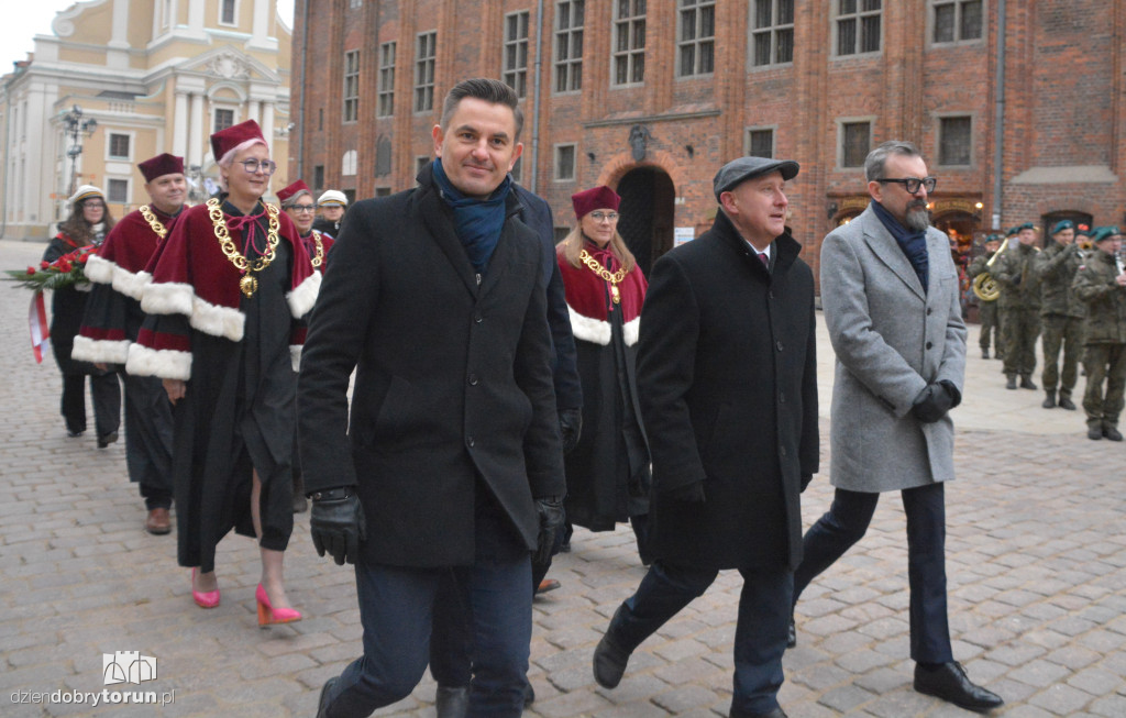 Złożenie kwiatów pod pomnikiem Kopernika