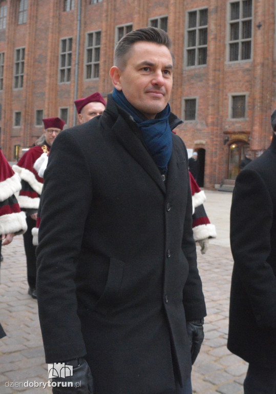 Złożenie kwiatów pod pomnikiem Kopernika