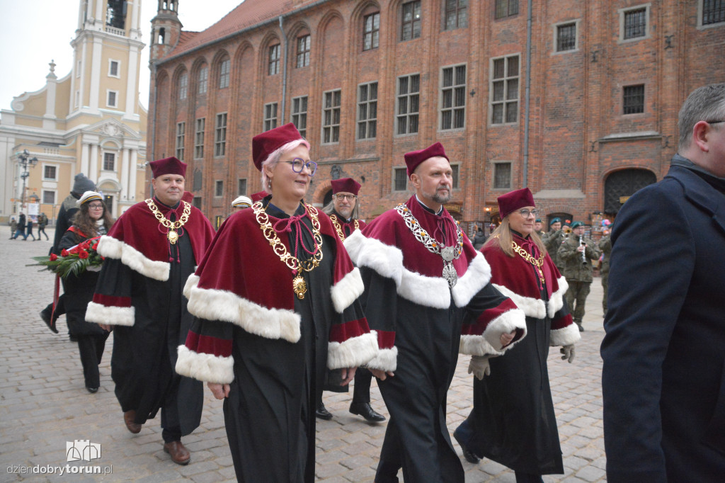 Złożenie kwiatów pod pomnikiem Kopernika