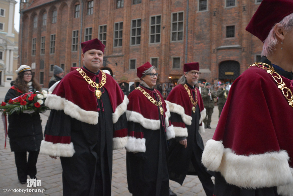 Złożenie kwiatów pod pomnikiem Kopernika