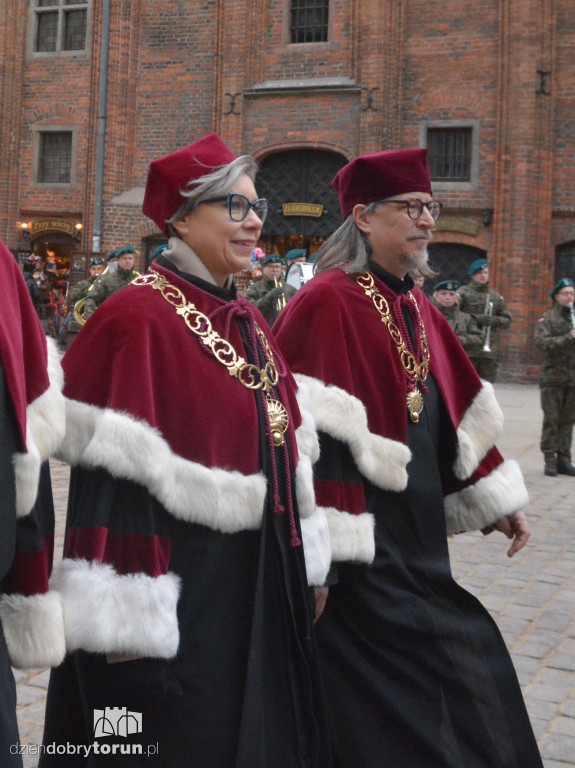Złożenie kwiatów pod pomnikiem Kopernika