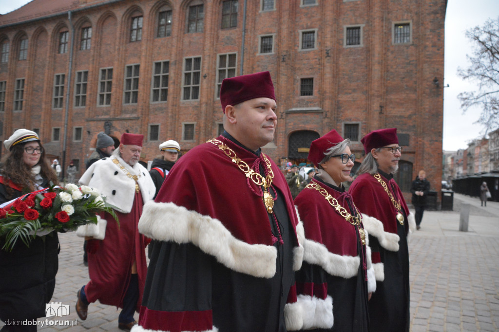 Złożenie kwiatów pod pomnikiem Kopernika