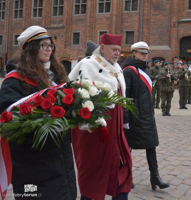 Złożenie kwiatów pod pomnikiem Kopernika