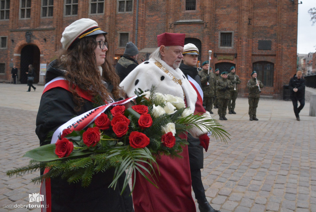 Złożenie kwiatów pod pomnikiem Kopernika