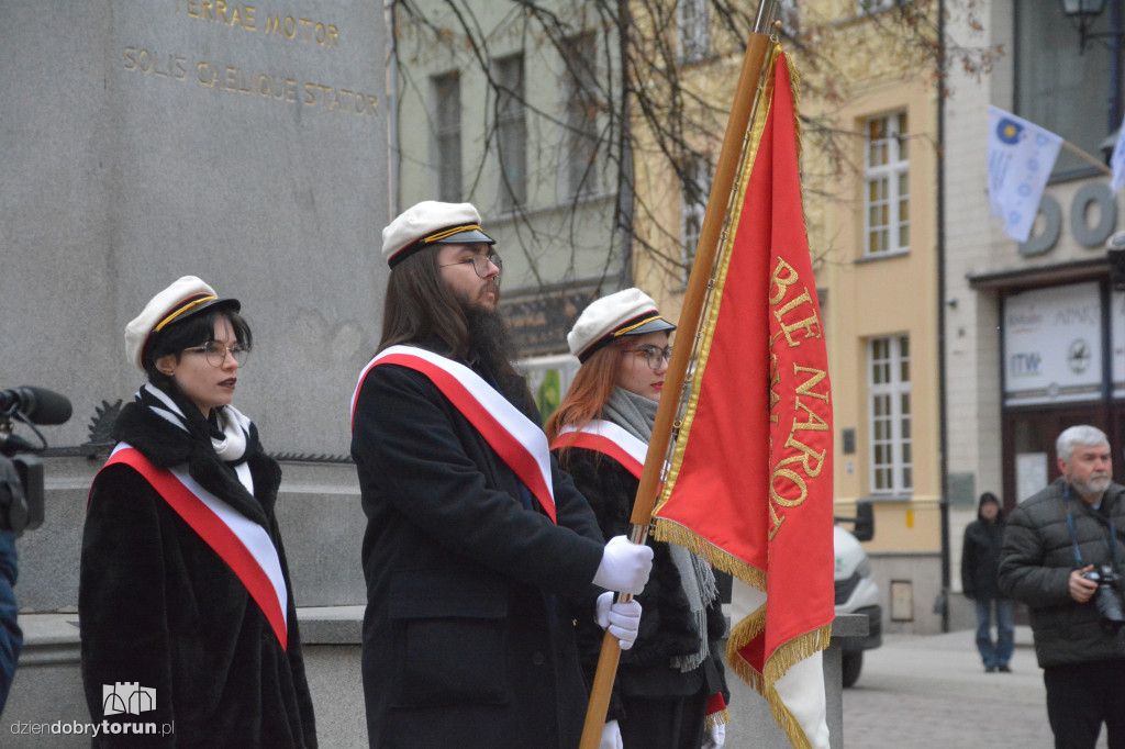 Złożenie kwiatów pod pomnikiem Kopernika