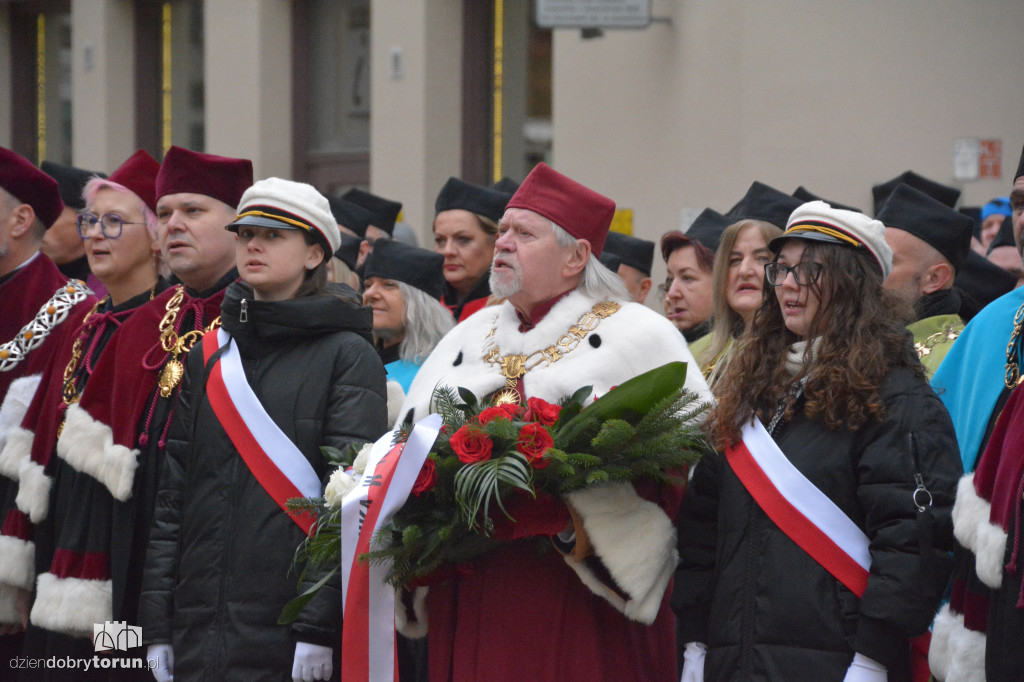 Złożenie kwiatów pod pomnikiem Kopernika