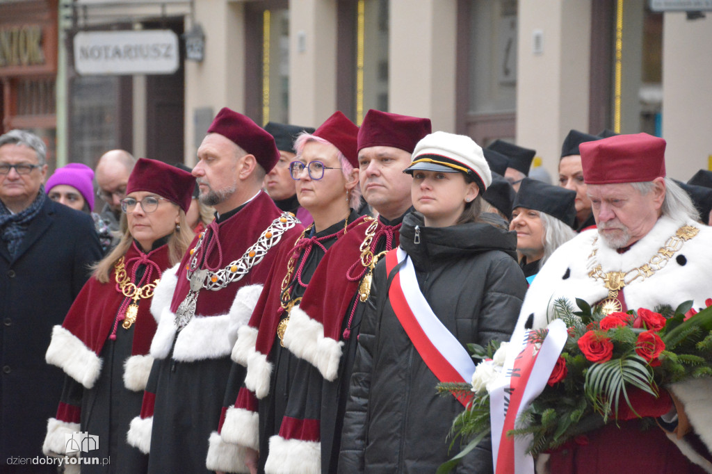 Złożenie kwiatów pod pomnikiem Kopernika