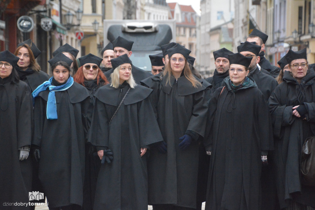 Złożenie kwiatów pod pomnikiem Kopernika