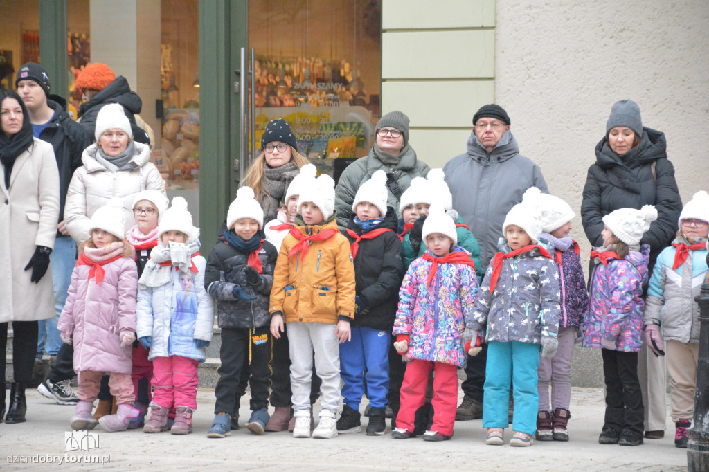 Złożenie kwiatów pod pomnikiem Kopernika