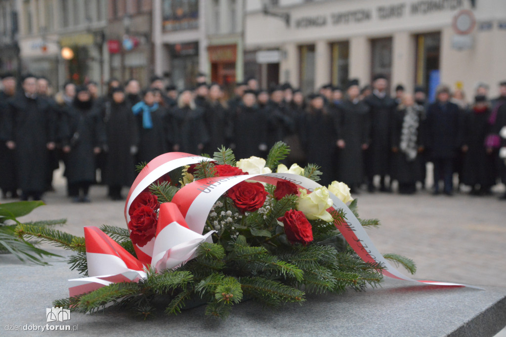 Złożenie kwiatów pod pomnikiem Kopernika