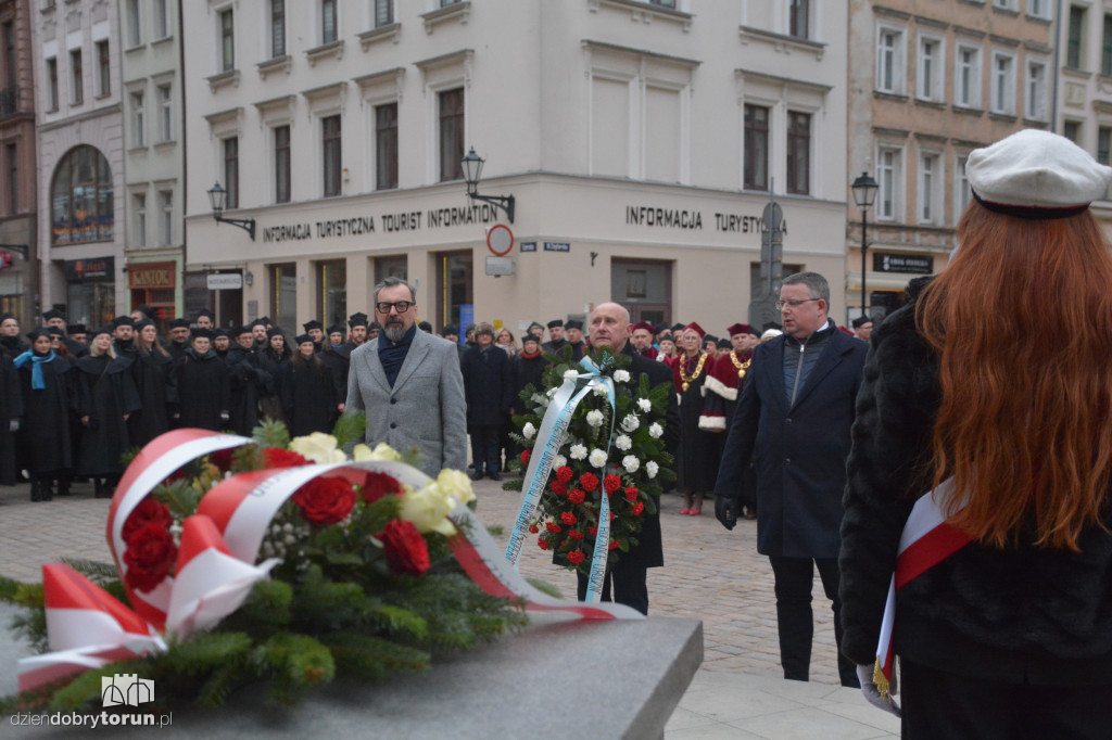 Złożenie kwiatów pod pomnikiem Kopernika