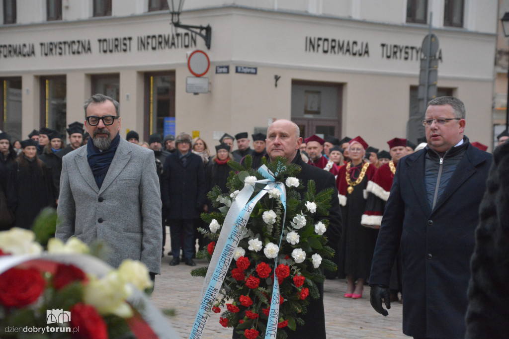 Złożenie kwiatów pod pomnikiem Kopernika