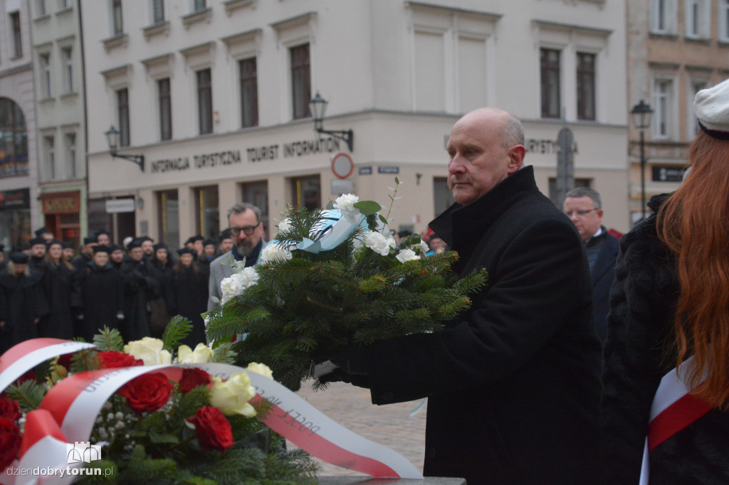 Złożenie kwiatów pod pomnikiem Kopernika