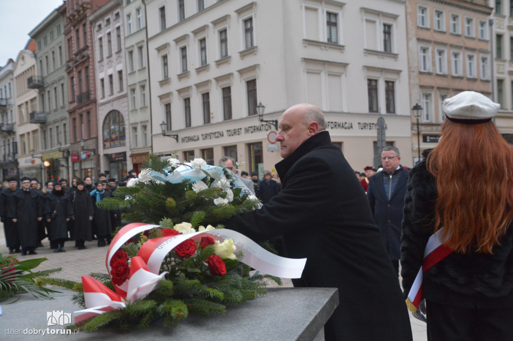 Złożenie kwiatów pod pomnikiem Kopernika