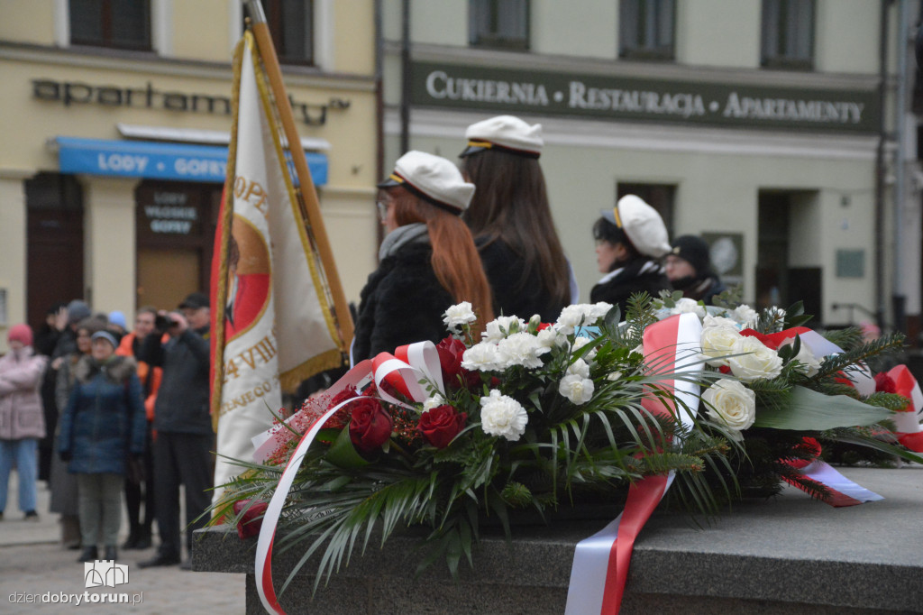 Złożenie kwiatów pod pomnikiem Kopernika