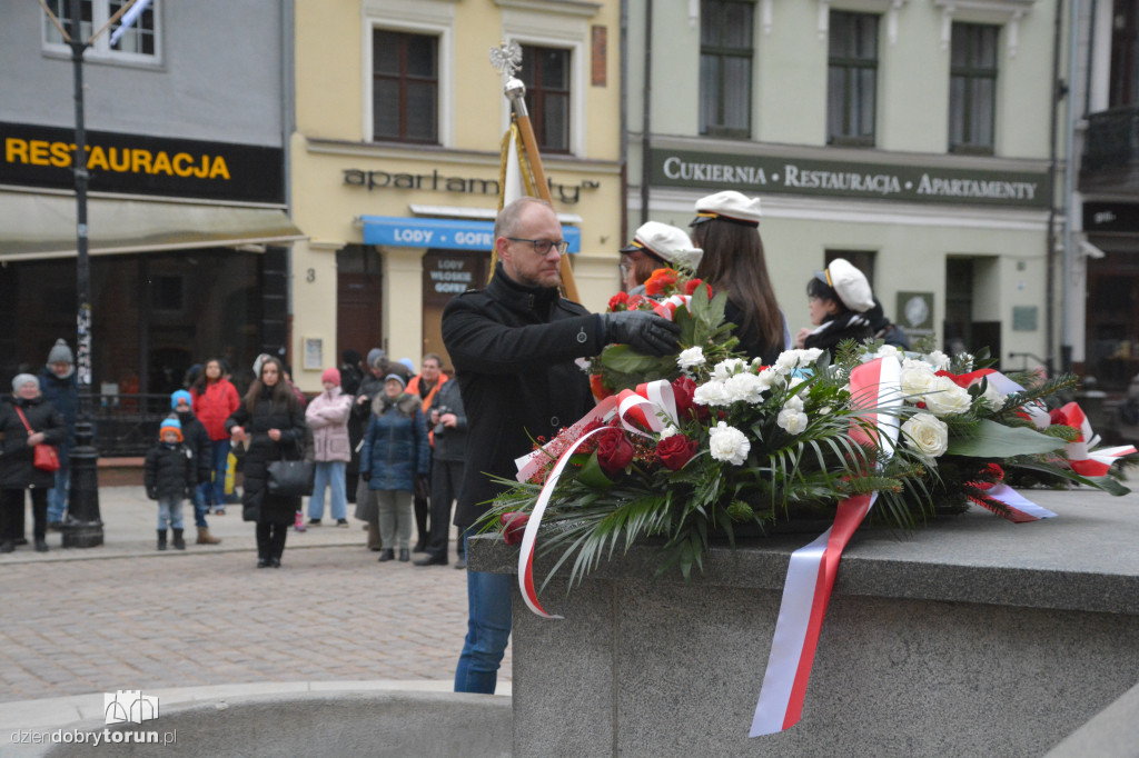 Złożenie kwiatów pod pomnikiem Kopernika