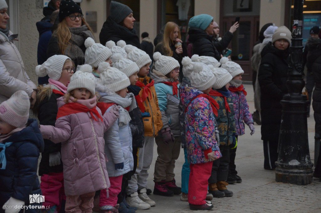 Złożenie kwiatów pod pomnikiem Kopernika