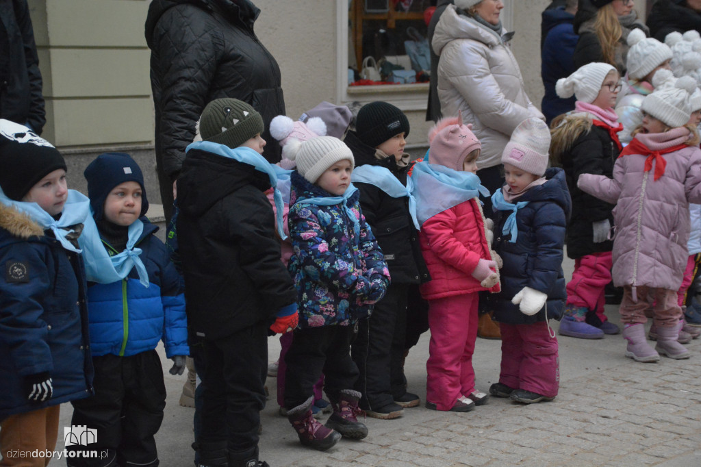 Złożenie kwiatów pod pomnikiem Kopernika