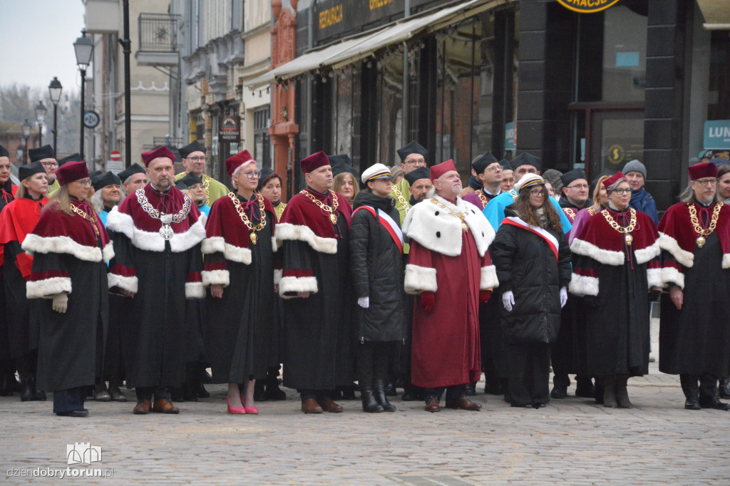 Złożenie kwiatów pod pomnikiem Kopernika