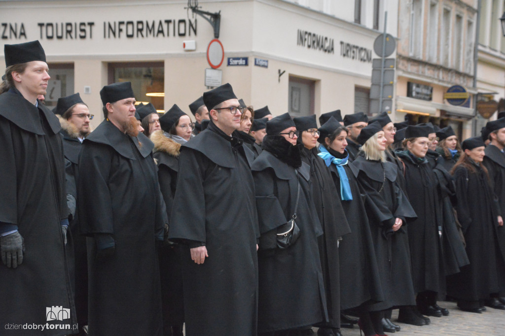 Złożenie kwiatów pod pomnikiem Kopernika