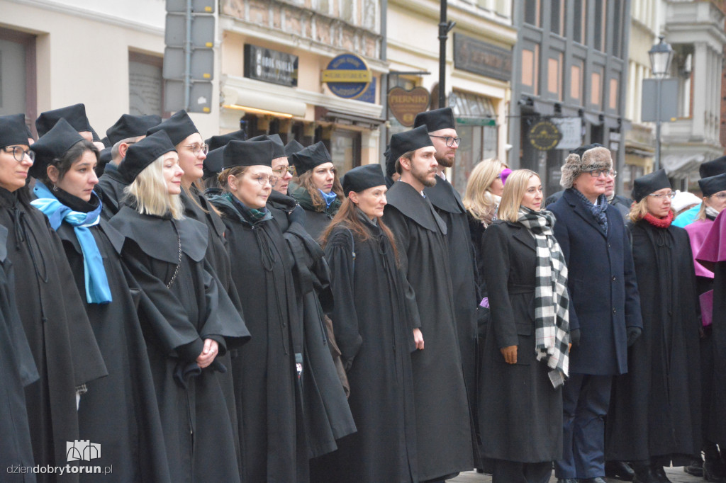 Złożenie kwiatów pod pomnikiem Kopernika