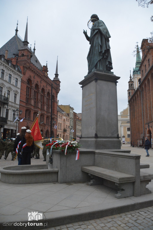 Złożenie kwiatów pod pomnikiem Kopernika