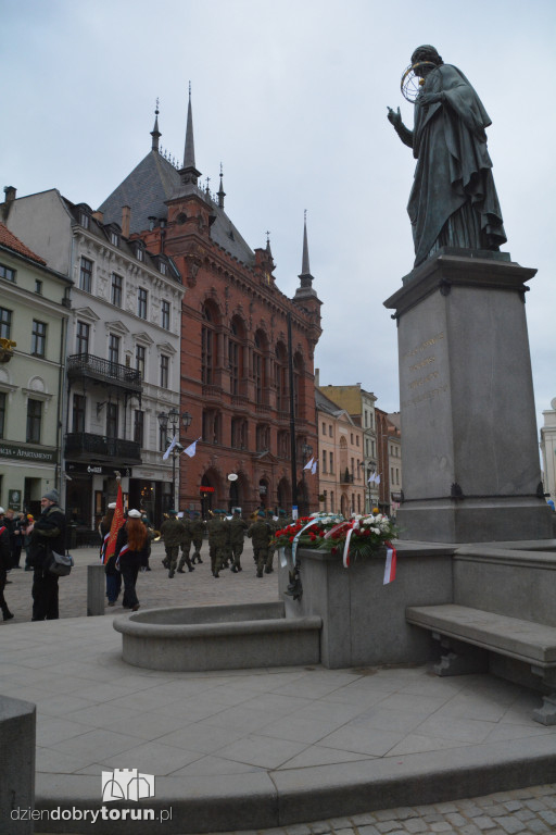 Złożenie kwiatów pod pomnikiem Kopernika