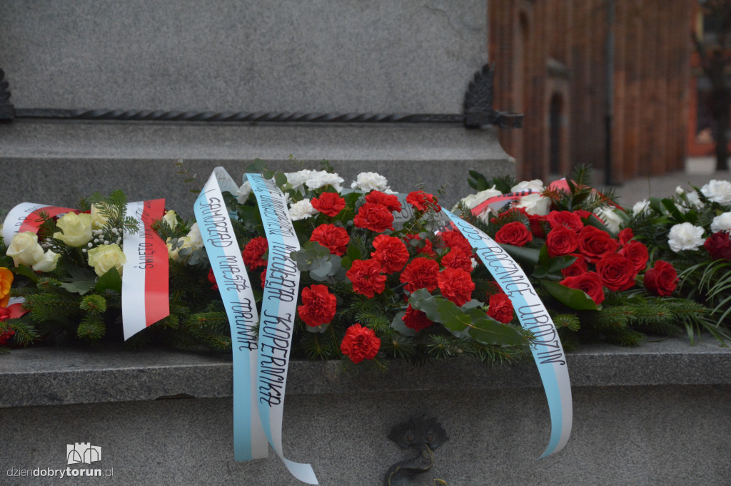 Złożenie kwiatów pod pomnikiem Kopernika