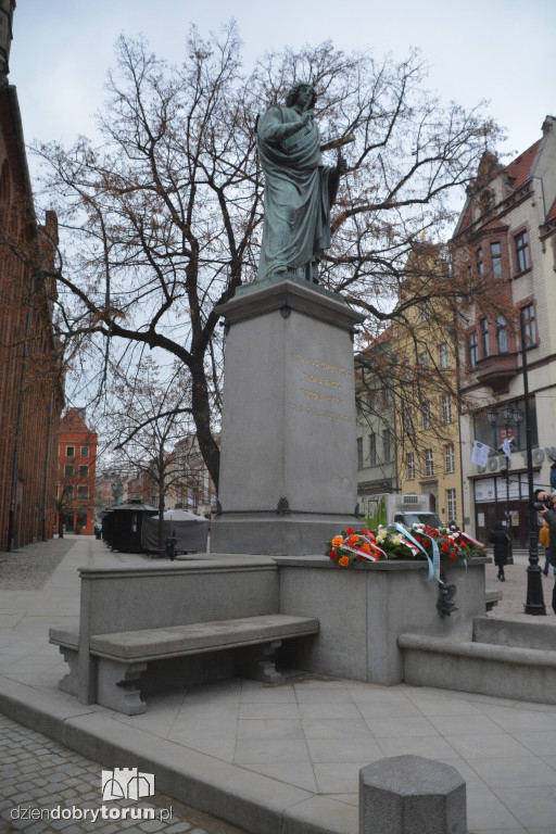 Złożenie kwiatów pod pomnikiem Kopernika