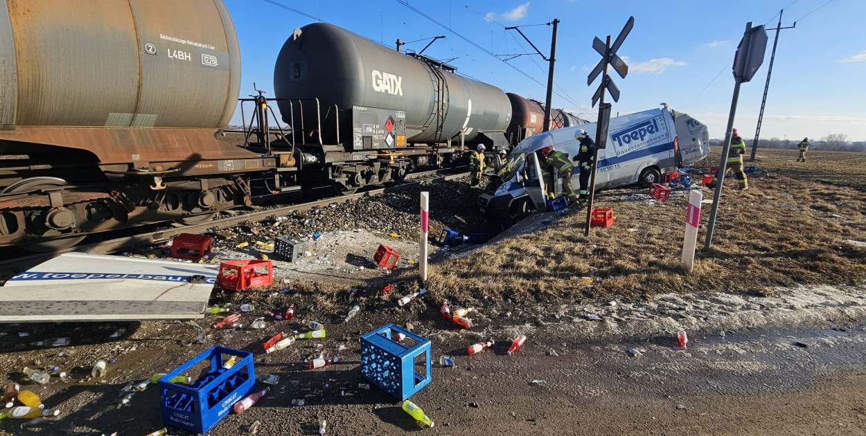 Pociąg z olejem napędowym i benzyną staranował busa