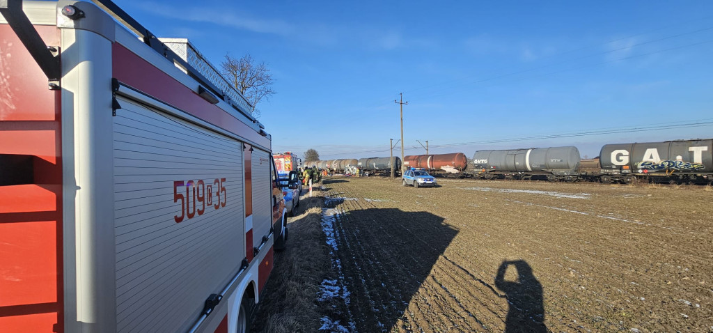Pociąg z olejem napędowym i benzyną staranował busa