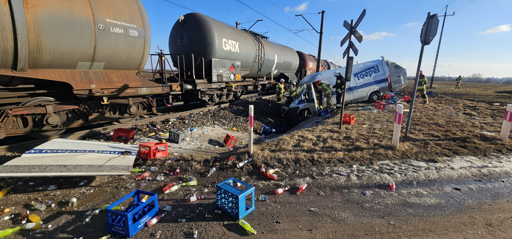 Pociąg z olejem napędowym i benzyną staranował busa