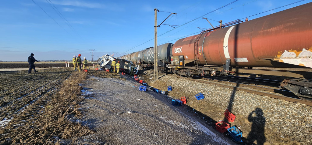 Pociąg z olejem napędowym i benzyną staranował busa