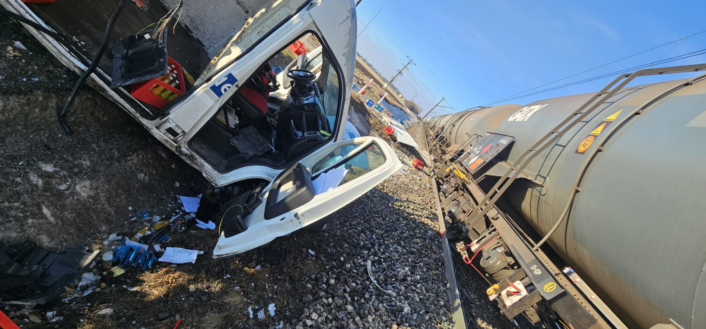 Pociąg z olejem napędowym i benzyną staranował busa