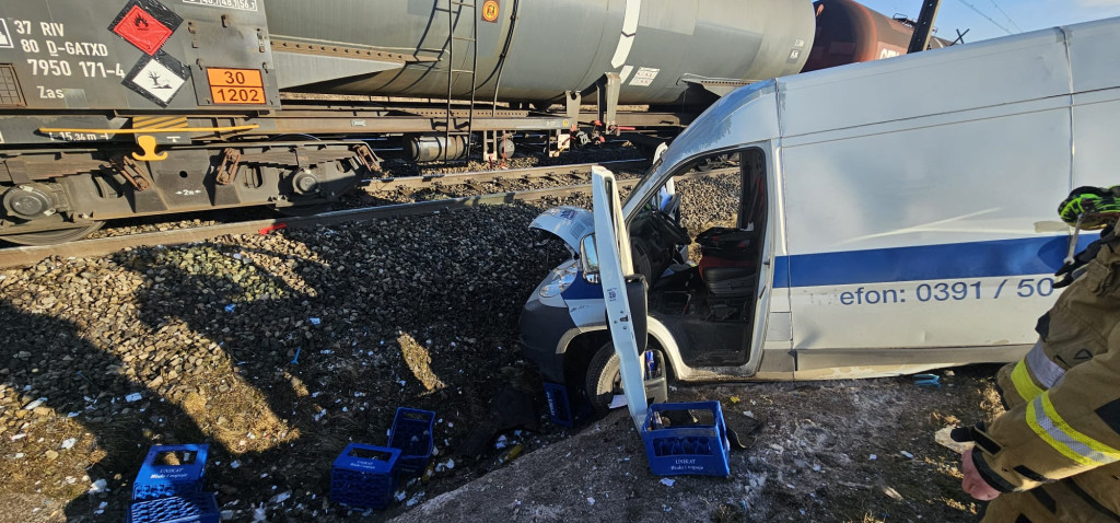 Pociąg z olejem napędowym i benzyną staranował busa