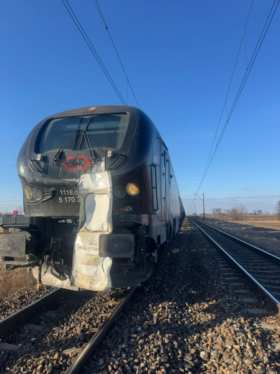 Pociąg z olejem napędowym i benzyną staranował busa