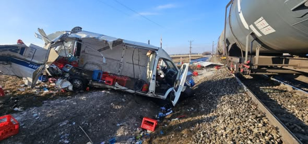 Pociąg z olejem napędowym i benzyną staranował busa
