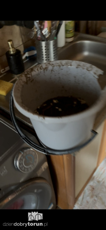 Dybowska 6 - Strop runął, woda wciąż leci