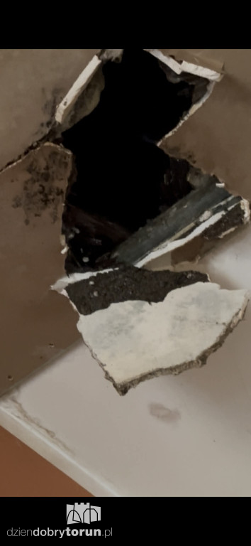 Dybowska 6 - Strop runął, woda wciąż leci