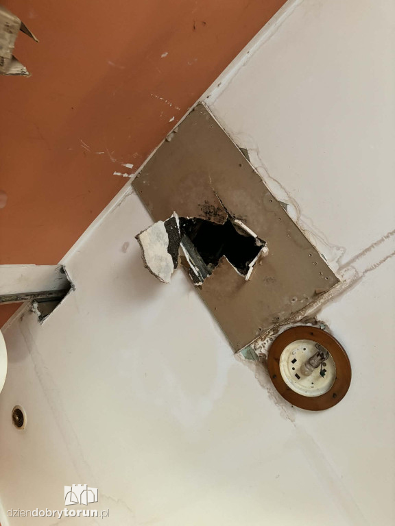 Dybowska 6 - Strop runął, woda wciąż leci